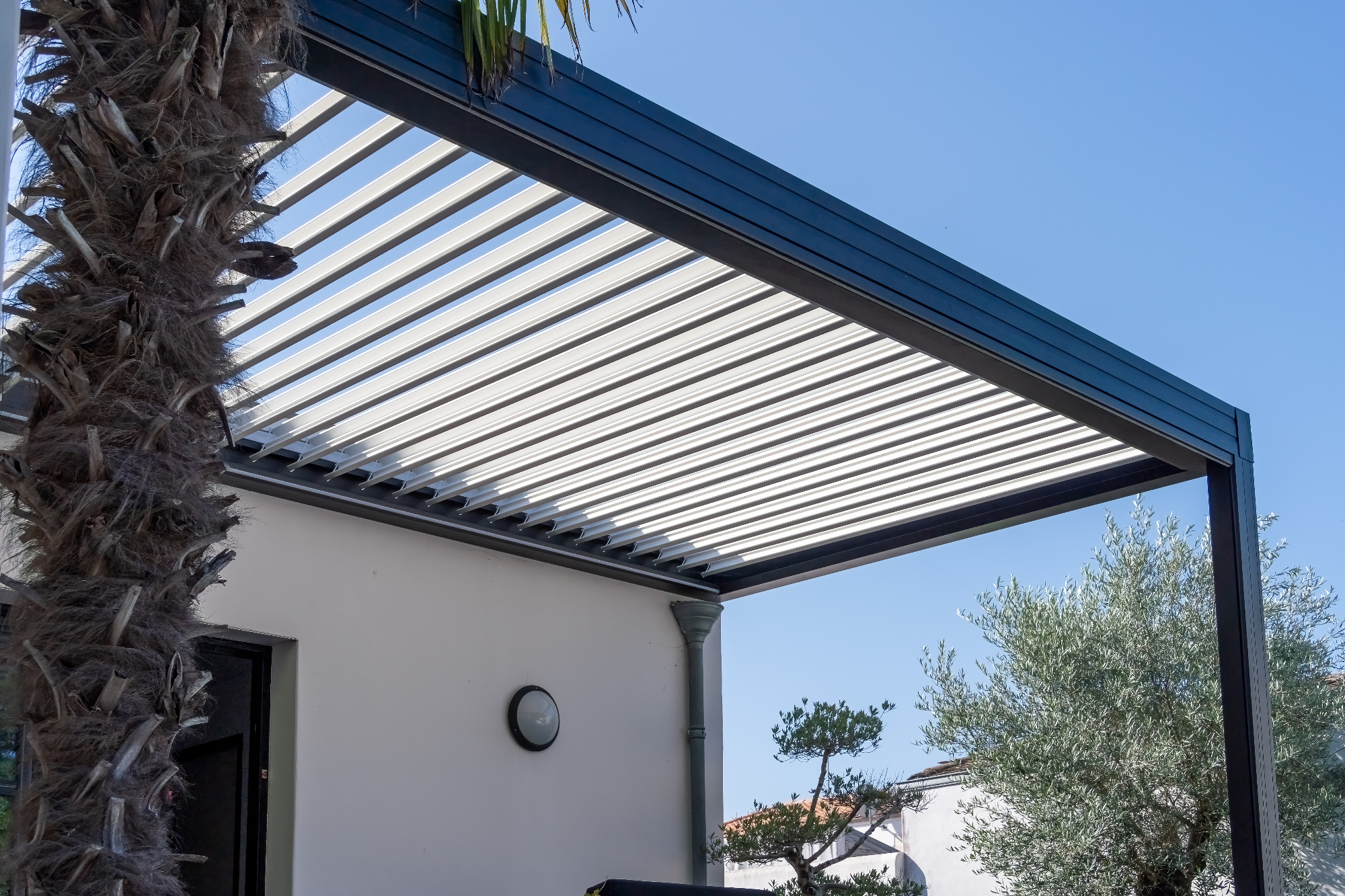 Bioklimatska pergola reši marsikatero teraso